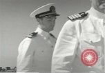 Standbild Memorial Day Services bei USS Arizona Honolulu Hawaii USA, 1942, aus Sekunde 35 historischem Filmmaterial Videoclip 65675061874