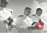 Standbild Memorial Day Services bei USS Arizona Honolulu Hawaii USA, 1942, aus Sekunde 37 historischem Filmmaterial Videoclip 65675061874