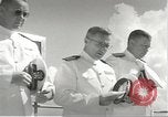 Standbild Memorial Day Services bei USS Arizona Honolulu Hawaii USA, 1942, aus Sekunde 39 historischem Filmmaterial Videoclip 65675061874
