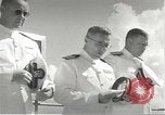 Standbild Memorial Day Services bei USS Arizona Honolulu Hawaii USA, 1942, aus Sekunde 40 historischem Filmmaterial Videoclip 65675061874