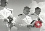 Standbild Memorial Day Services bei USS Arizona Honolulu Hawaii USA, 1942, aus Sekunde 44 historischem Filmmaterial Videoclip 65675061874