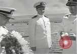 Standbild Memorial Day Services bei USS Arizona Honolulu Hawaii USA, 1942, aus Sekunde 45 historischem Filmmaterial Videoclip 65675061874