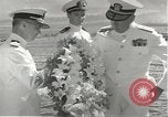 Standbild Memorial Day Services bei USS Arizona Honolulu Hawaii USA, 1942, aus Sekunde 53 historischem Filmmaterial Videoclip 65675061874