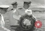 Standbild Memorial Day Services bei USS Arizona Honolulu Hawaii USA, 1942, aus Sekunde 55 historischem Filmmaterial Videoclip 65675061874