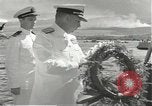 Standbild Memorial Day Services bei USS Arizona Honolulu Hawaii USA, 1942, aus Sekunde 56 historischem Filmmaterial Videoclip 65675061874
