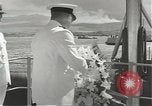 Standbild Memorial Day Services bei USS Arizona Honolulu Hawaii USA, 1942, aus Sekunde 57 historischem Filmmaterial Videoclip 65675061874
