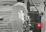 Standbild Memorial Day Services bei USS Arizona Honolulu Hawaii USA, 1942, aus Sekunde 59 historischem Filmmaterial Videoclip 65675061874