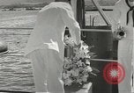 Standbild Memorial Day Services bei USS Arizona Honolulu Hawaii USA, 1942, aus Sekunde 60 historischem Filmmaterial Videoclip 65675061874