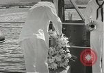 Standbild Memorial Day Services bei USS Arizona Honolulu Hawaii USA, 1942, aus Sekunde 62 historischem Filmmaterial Videoclip 65675061874