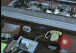 Standbild Personal der NORAD Command Operations Center Colorado United States USA, 1970, aus Sekunde 16 historischem Filmmaterial Videoclip 65675061912