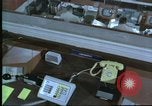 Standbild Personal der NORAD Command Operations Center Colorado United States USA, 1970, aus Sekunde 17 historischem Filmmaterial Videoclip 65675061912