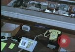 Standbild Personal der NORAD Command Operations Center Colorado United States USA, 1970, aus Sekunde 28 historischem Filmmaterial Videoclip 65675061912