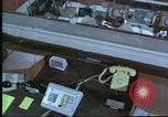 Standbild Personal der NORAD Command Operations Center Colorado United States USA, 1970, aus Sekunde 32 historischem Filmmaterial Videoclip 65675061912