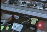 Standbild Personal der NORAD Command Operations Center Colorado United States USA, 1970, aus Sekunde 35 historischem Filmmaterial Videoclip 65675061912