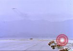 Image Contrat Airlines de Cam Ranh Bay Vietnam, 1966, de la seconde 14 séquences d'archives historiques vidéo 65675061932