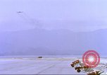 Image Contrat Airlines de Cam Ranh Bay Vietnam, 1966, de la seconde 15 séquences d'archives historiques vidéo 65675061932