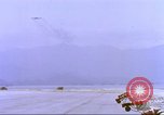 Image Contrat Airlines de Cam Ranh Bay Vietnam, 1966, de la seconde 16 séquences d'archives historiques vidéo 65675061932