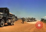 Immagine di La costruzione dell'autostrada Il Vietnam, 1969, secondo 16 filmato di repertorio 65675062014