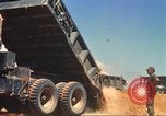Immagine di La costruzione dell'autostrada Il Vietnam, 1969, secondo 39 filmato di repertorio 65675062014