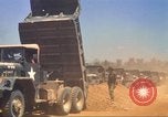 Immagine di La costruzione dell'autostrada Il Vietnam, 1969, secondo 53 filmato di repertorio 65675062014