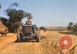 Immagine di La costruzione dell'autostrada Il Vietnam, 1969, secondo 45 filmato di repertorio 65675062015