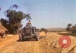 Immagine di La costruzione dell'autostrada Il Vietnam, 1969, secondo 47 filmato di repertorio 65675062015