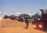 Immagine di La costruzione dell'autostrada Il Vietnam, 1969, secondo 4 filmato di repertorio 65675062016