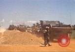 Immagine di La costruzione dell'autostrada Il Vietnam, 1969, secondo 6 filmato di repertorio 65675062016