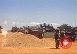 Immagine di La costruzione dell'autostrada Il Vietnam, 1969, secondo 12 filmato di repertorio 65675062016