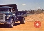 Immagine di La costruzione dell'autostrada Il Vietnam, 1969, secondo 18 filmato di repertorio 65675062016