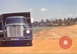 Immagine di La costruzione dell'autostrada Il Vietnam, 1969, secondo 26 filmato di repertorio 65675062016