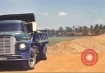 Immagine di La costruzione dell'autostrada Il Vietnam, 1969, secondo 28 filmato di repertorio 65675062016
