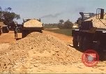 Immagine di La costruzione dell'autostrada Il Vietnam, 1969, secondo 53 filmato di repertorio 65675062016