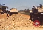Immagine di La costruzione dell'autostrada Il Vietnam, 1969, secondo 54 filmato di repertorio 65675062016