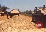 Immagine di La costruzione dell'autostrada Il Vietnam, 1969, secondo 55 filmato di repertorio 65675062016