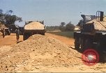 Immagine di La costruzione dell'autostrada Il Vietnam, 1969, secondo 56 filmato di repertorio 65675062016