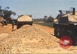 Immagine di La costruzione dell'autostrada Il Vietnam, 1969, secondo 57 filmato di repertorio 65675062016