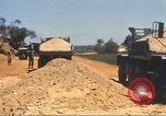 Immagine di La costruzione dell'autostrada Il Vietnam, 1969, secondo 60 filmato di repertorio 65675062016