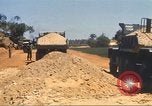 Immagine di La costruzione dell'autostrada Il Vietnam, 1969, secondo 61 filmato di repertorio 65675062016