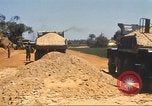 Immagine di La costruzione dell'autostrada Il Vietnam, 1969, secondo 62 filmato di repertorio 65675062016