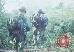 Image États-unis les soldats de la 4e Division d'infanterie Le Vietnam du Sud, 1967, de la seconde 21 séquences d'archives historiques vidéo 65675062025