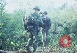 Image États-unis les soldats de la 4e Division d'infanterie Le Vietnam du Sud, 1967, de la seconde 22 séquences d'archives historiques vidéo 65675062025
