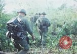 Image États-unis les soldats de la 4e Division d'infanterie Le Vietnam du Sud, 1967, de la seconde 24 séquences d'archives historiques vidéo 65675062025