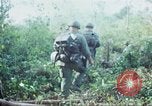 Image États-unis les soldats de la 4e Division d'infanterie Le Vietnam du Sud, 1967, de la seconde 26 séquences d'archives historiques vidéo 65675062025