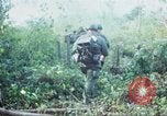 Image États-unis les soldats de la 4e Division d'infanterie Le Vietnam du Sud, 1967, de la seconde 27 séquences d'archives historiques vidéo 65675062025