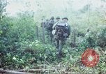 Image États-unis les soldats de la 4e Division d'infanterie Le Vietnam du Sud, 1967, de la seconde 29 séquences d'archives historiques vidéo 65675062025