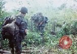 Image États-unis les soldats de la 4e Division d'infanterie Le Vietnam du Sud, 1967, de la seconde 34 séquences d'archives historiques vidéo 65675062025