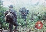 Image États-unis les soldats de la 4e Division d'infanterie Le Vietnam du Sud, 1967, de la seconde 35 séquences d'archives historiques vidéo 65675062025