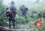 Image États-unis les soldats de la 4e Division d'infanterie Le Vietnam du Sud, 1967, de la seconde 38 séquences d'archives historiques vidéo 65675062025