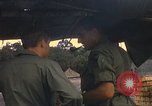Standbild USA Offiziere Vietnam, 1970, aus Sekunde 28 historischem Filmmaterial Videoclip 65675062044